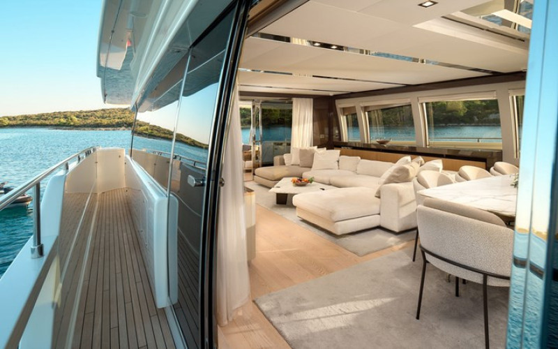 FERRETTI YACHTS DAMARI