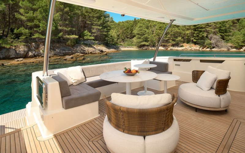 FERRETTI YACHTS DAMARI