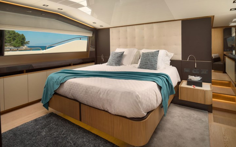 FERRETTI YACHTS DAMARI