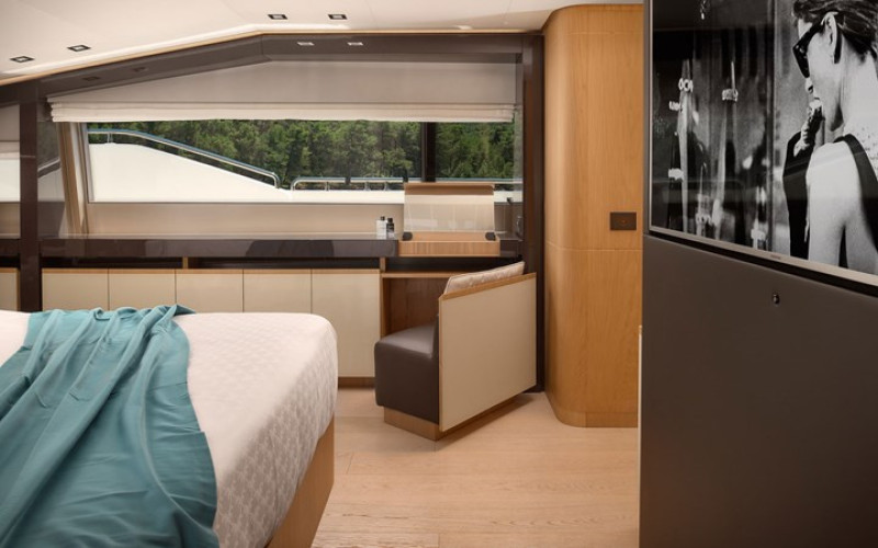 FERRETTI YACHTS DAMARI