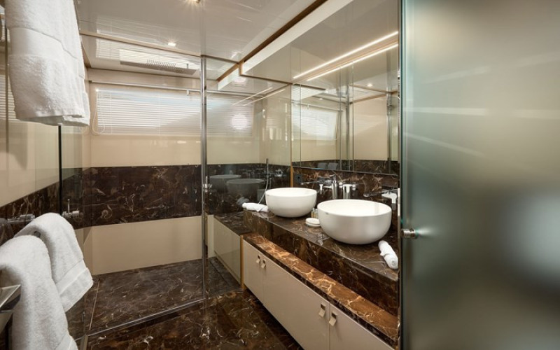 FERRETTI YACHTS DAMARI