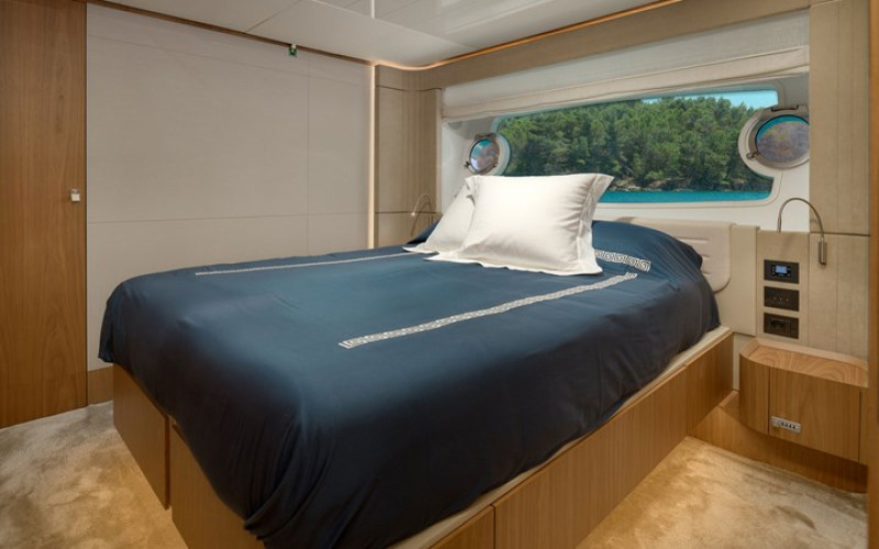 FERRETTI YACHTS DAMARI