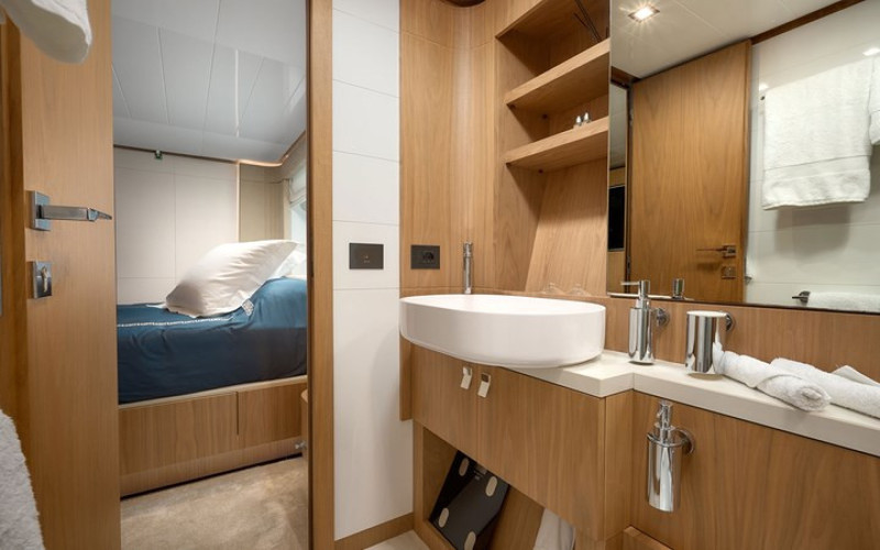 FERRETTI YACHTS DAMARI