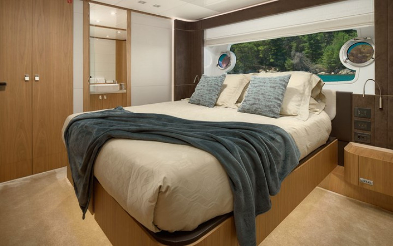 FERRETTI YACHTS DAMARI