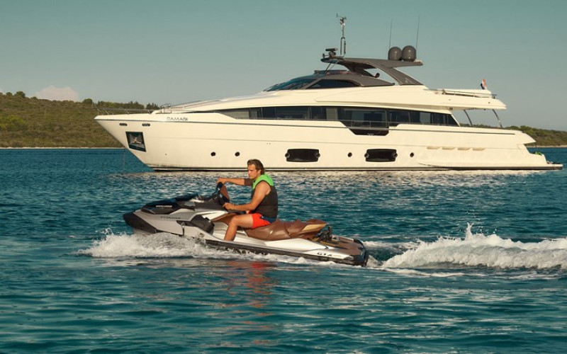 FERRETTI YACHTS DAMARI