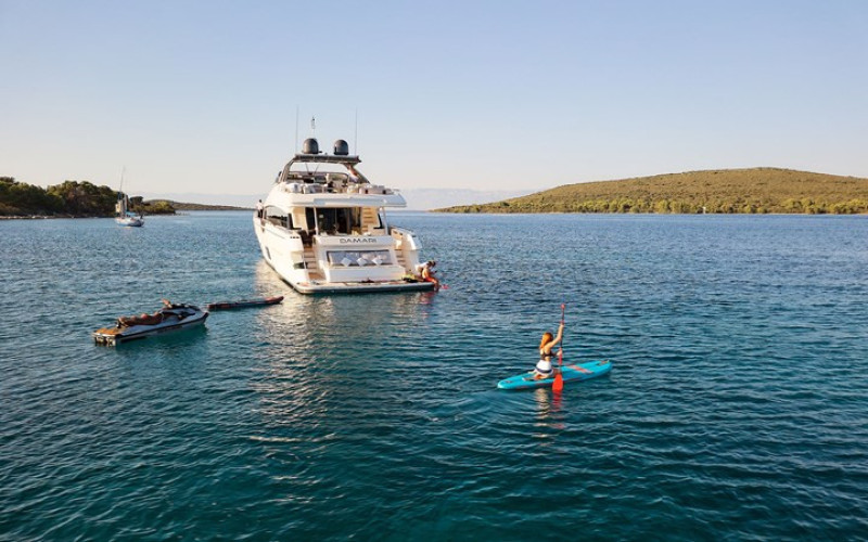 FERRETTI YACHTS DAMARI