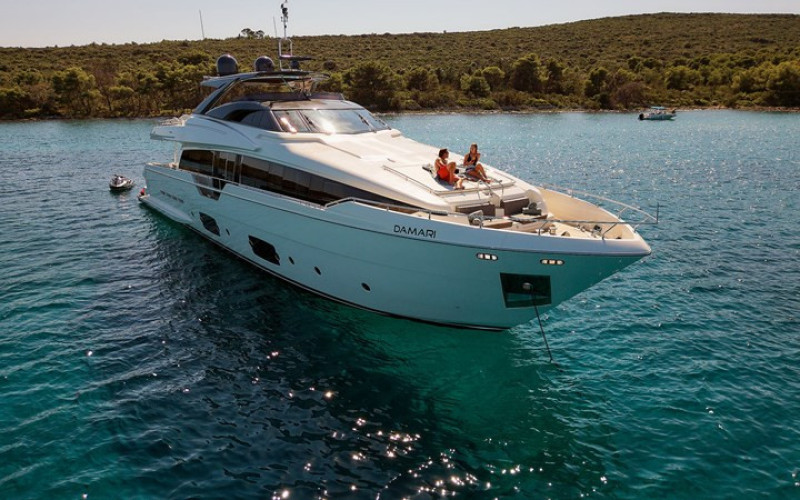 FERRETTI YACHTS DAMARI