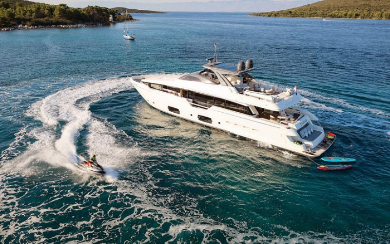 FERRETTI YACHTS DAMARI