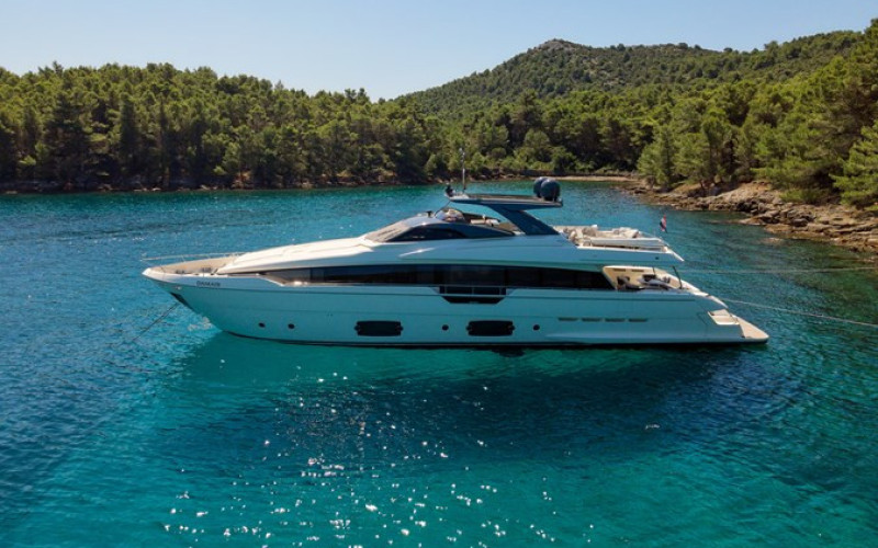 FERRETTI YACHTS DAMARI