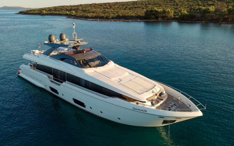 FERRETTI YACHTS DAMARI