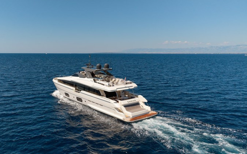 FERRETTI YACHTS DAMARI