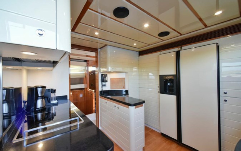 FERRETTI YACHTS 881 FERRETTI 881