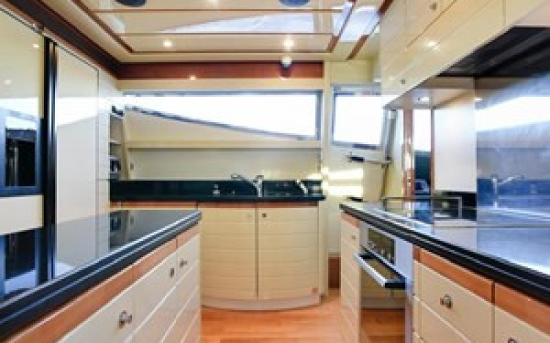 FERRETTI YACHTS 881 FERRETTI 881