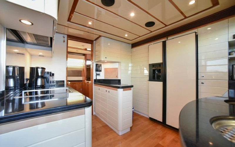 FERRETTI YACHTS 881 FERRETTI 881