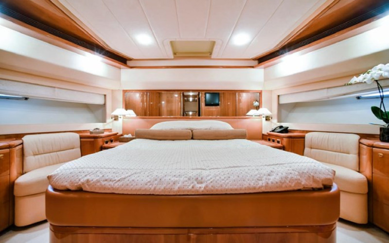 FERRETTI YACHTS 881 FERRETTI 881