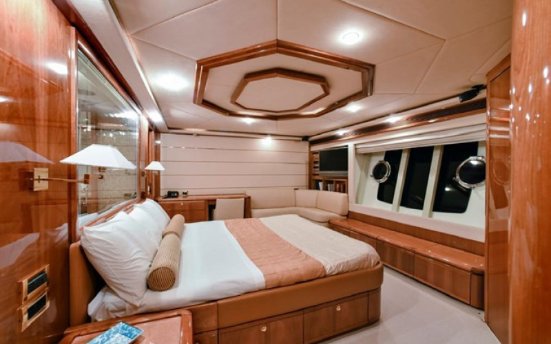 FERRETTI YACHTS 881 FERRETTI 881