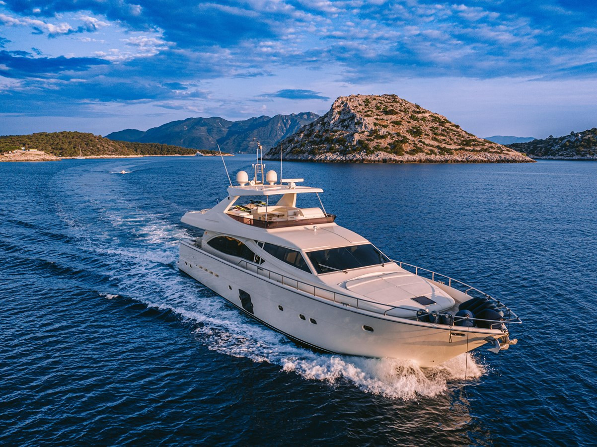 FERRETTI YACHTS 830 MAYBE NOT