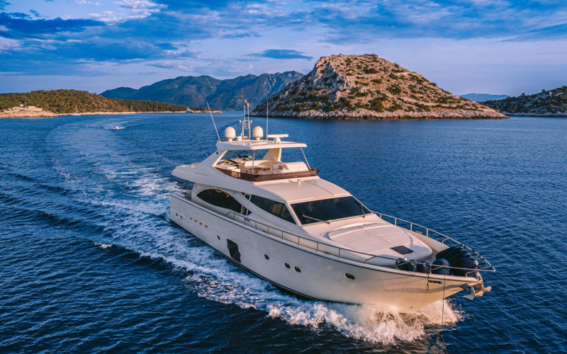 FERRETTI YACHTS 830 MAYBE NOT