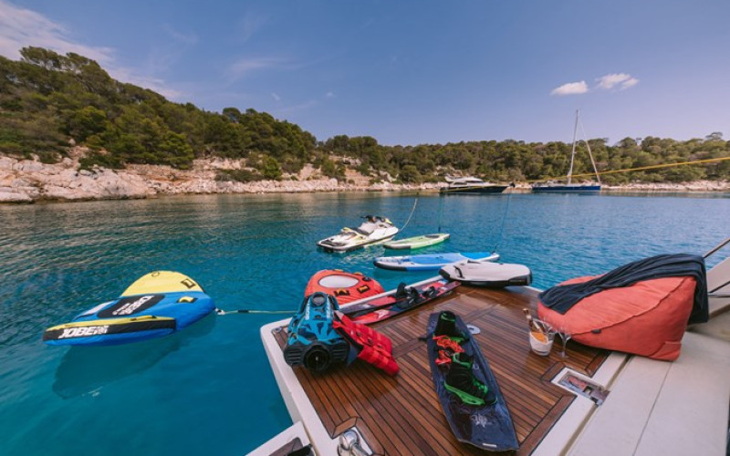 FERRETTI YACHTS 830 MAYBE NOT