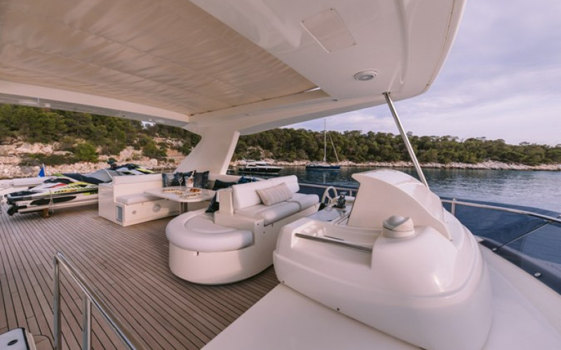 FERRETTI YACHTS 830 MAYBE NOT