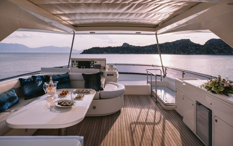 FERRETTI YACHTS 830 MAYBE NOT