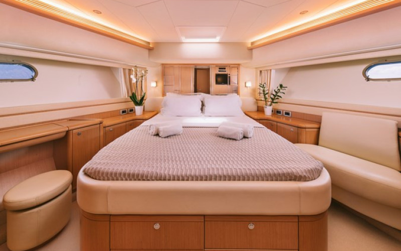 FERRETTI YACHTS 830 MAYBE NOT
