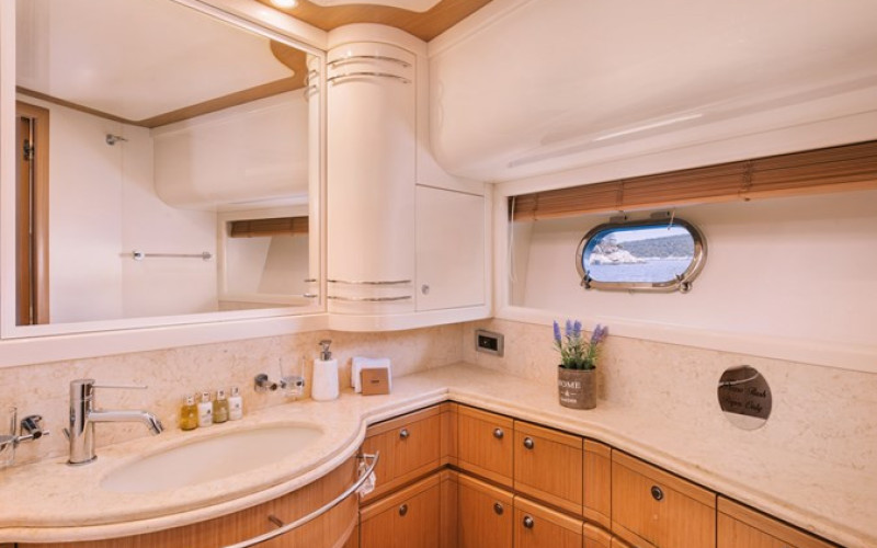 FERRETTI YACHTS 830 MAYBE NOT