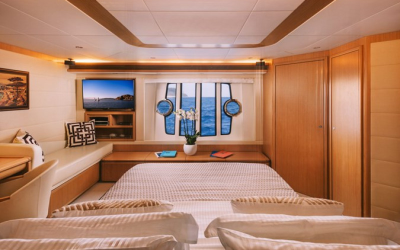 FERRETTI YACHTS 830 MAYBE NOT