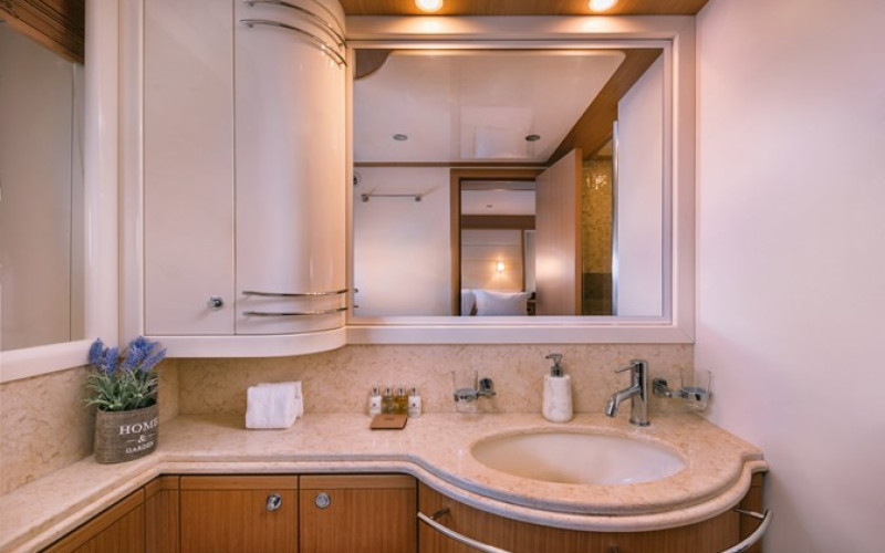 FERRETTI YACHTS 830 MAYBE NOT