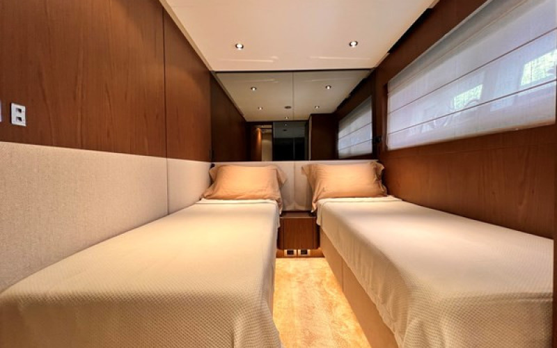 FERRETTI YACHTS 780 LD