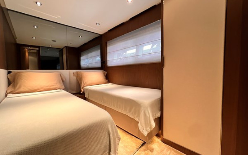 FERRETTI YACHTS 780 LD