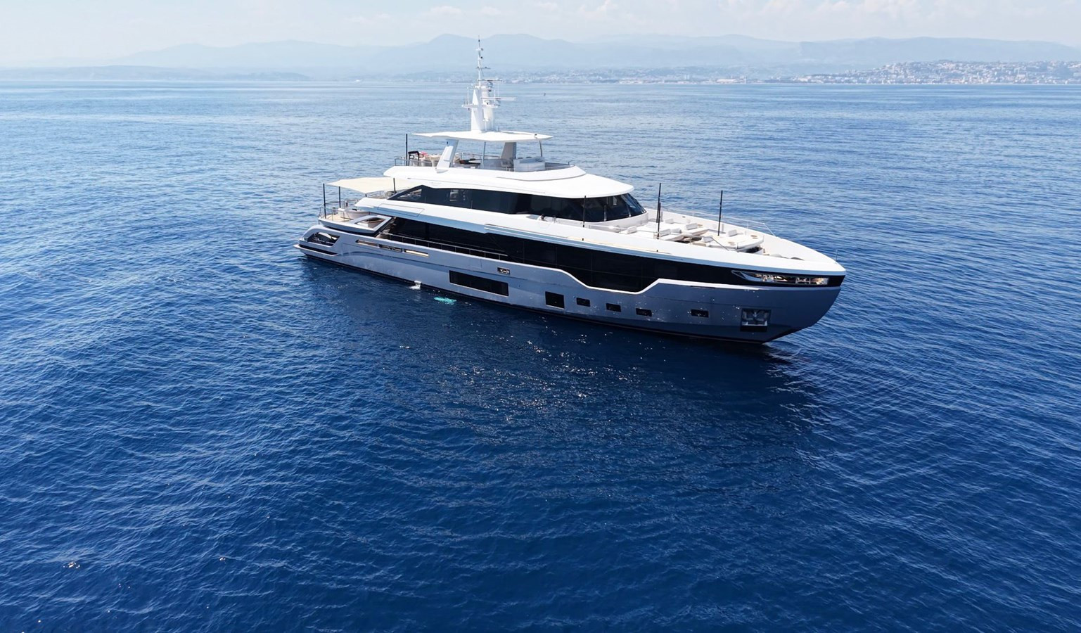 AZIMUT YACHTS TRIDECK 38 M SHABBY