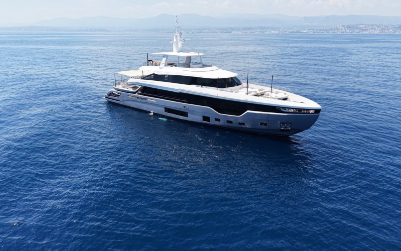 AZIMUT YACHTS TRIDECK 38 M SHABBY