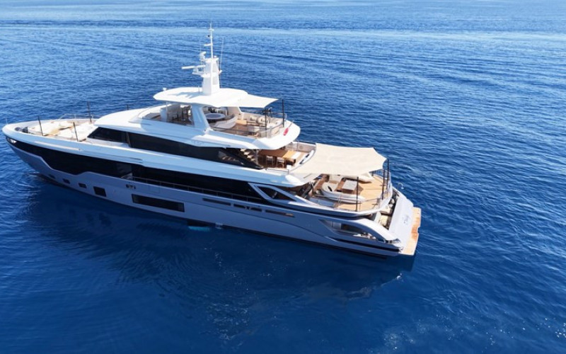 AZIMUT YACHTS TRIDECK 38 M SHABBY