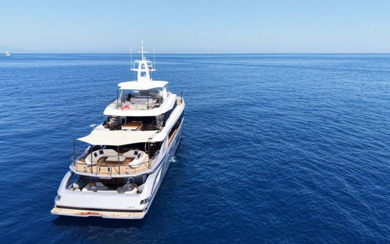 AZIMUT YACHTS TRIDECK 38 M SHABBY