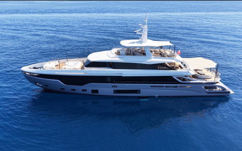 AZIMUT YACHTS TRIDECK 38 M SHABBY