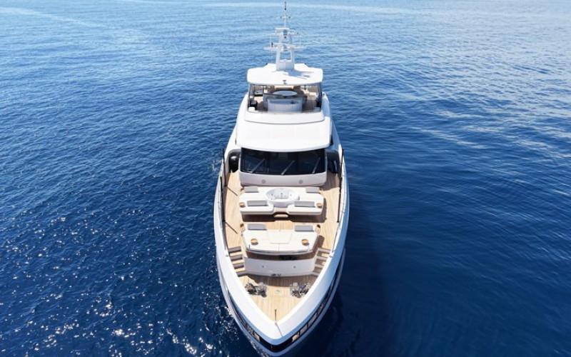 AZIMUT YACHTS TRIDECK 38 M SHABBY