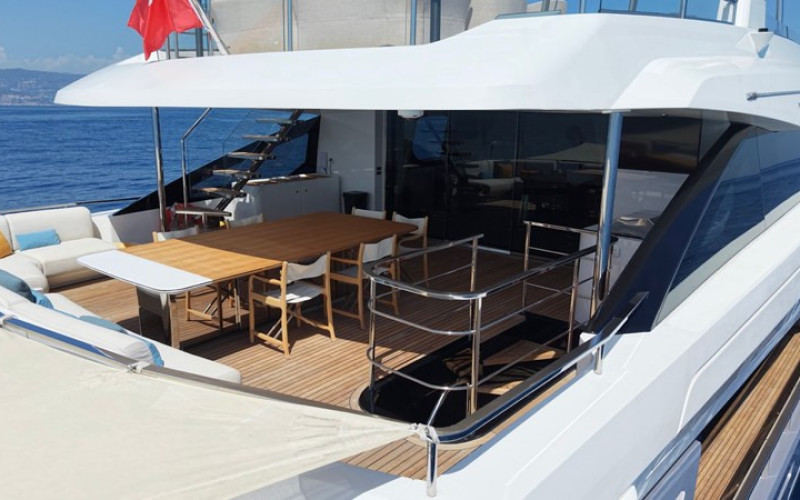 AZIMUT YACHTS TRIDECK 38 M SHABBY