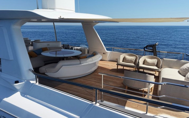 AZIMUT YACHTS TRIDECK 38 M SHABBY