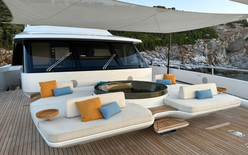 AZIMUT YACHTS TRIDECK 38 M SHABBY