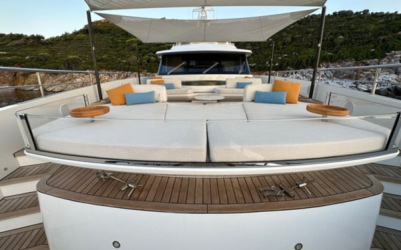 AZIMUT YACHTS TRIDECK 38 M SHABBY