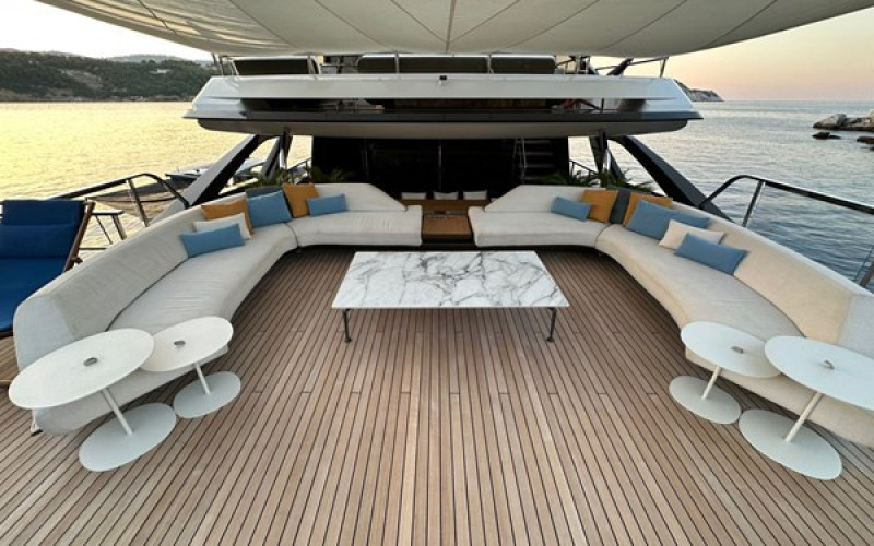 AZIMUT YACHTS TRIDECK 38 M SHABBY