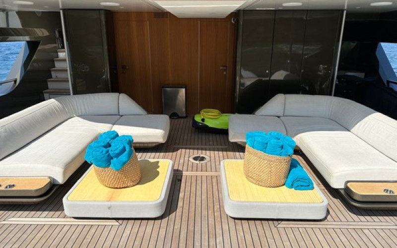 AZIMUT YACHTS TRIDECK 38 M SHABBY