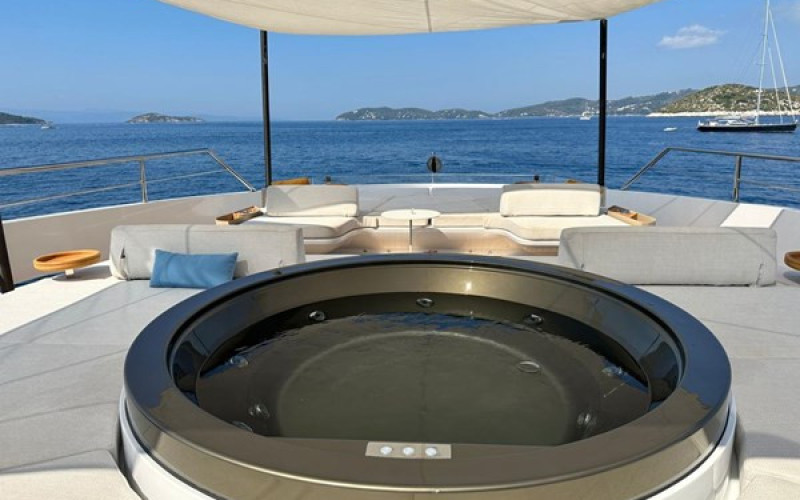 AZIMUT YACHTS TRIDECK 38 M SHABBY