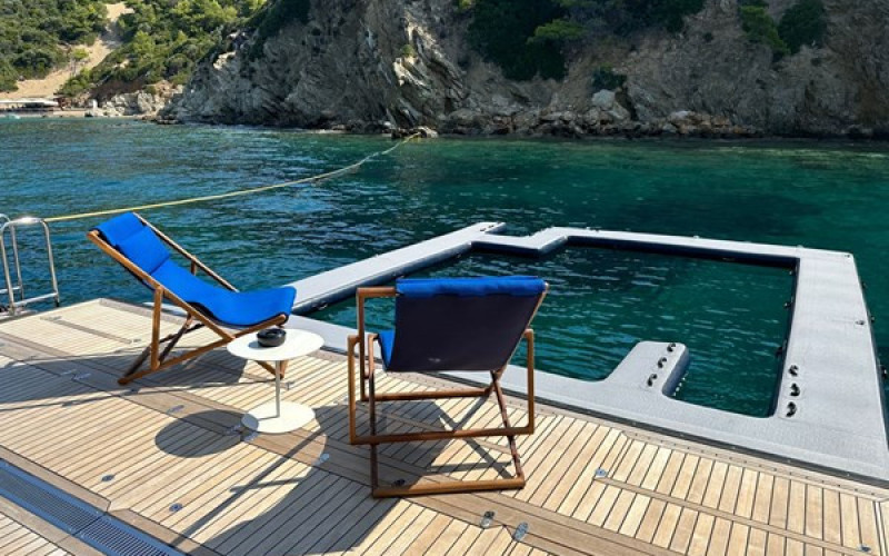 AZIMUT YACHTS TRIDECK 38 M SHABBY