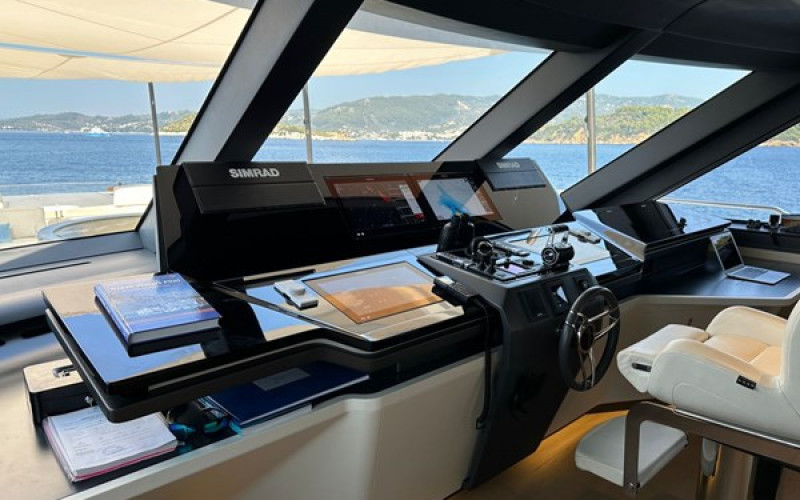 AZIMUT YACHTS TRIDECK 38 M SHABBY