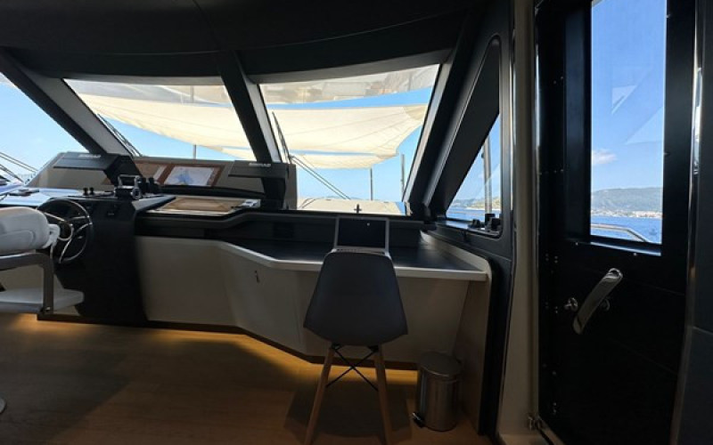 AZIMUT YACHTS TRIDECK 38 M SHABBY