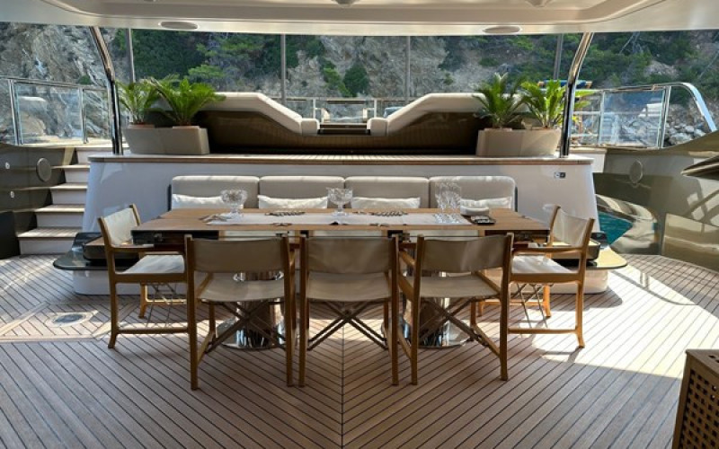 AZIMUT YACHTS TRIDECK 38 M SHABBY