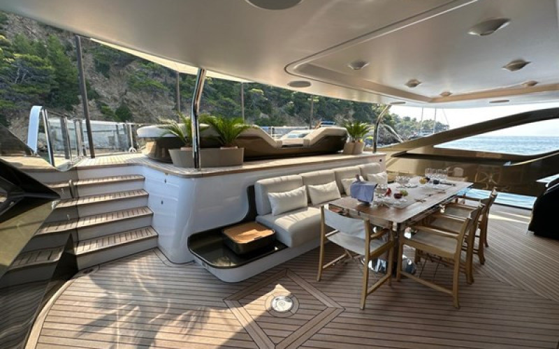 AZIMUT YACHTS TRIDECK 38 M SHABBY