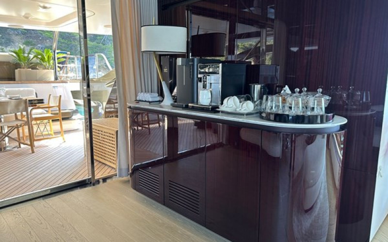 AZIMUT YACHTS TRIDECK 38 M SHABBY
